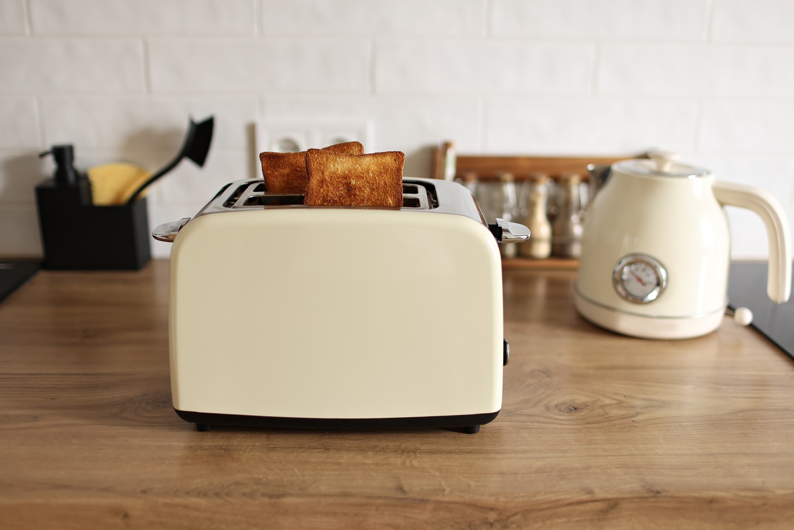 Minimal kitchen pantry cabinet